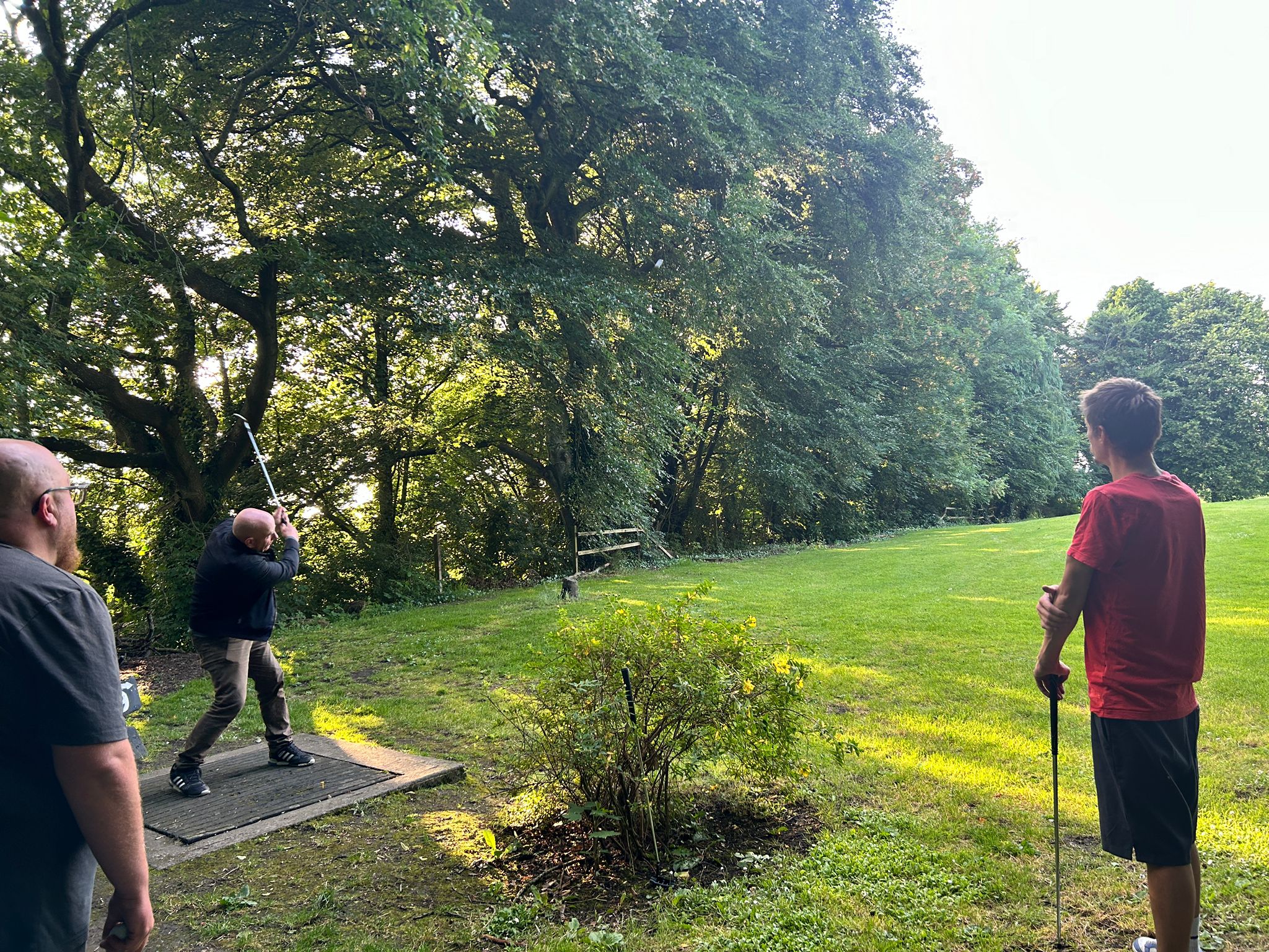 players teeing off